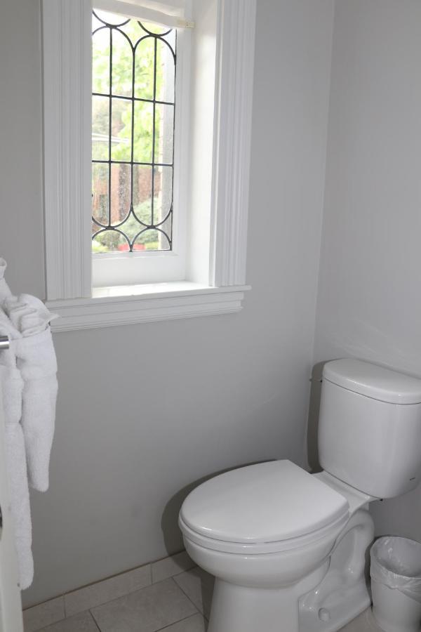 A Stylish Stay W/ A Queen Bed, Heated Floors.. #18 Brookline Kültér fotó